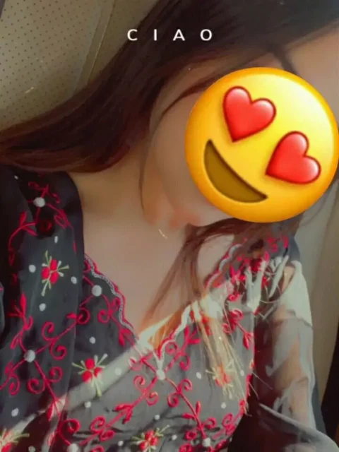 AI Face Emoji Remover